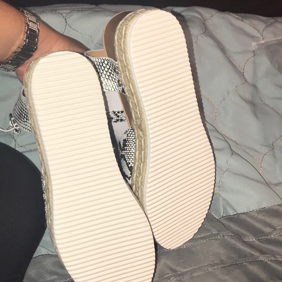 Snake print sandals - Picture 3 of 4